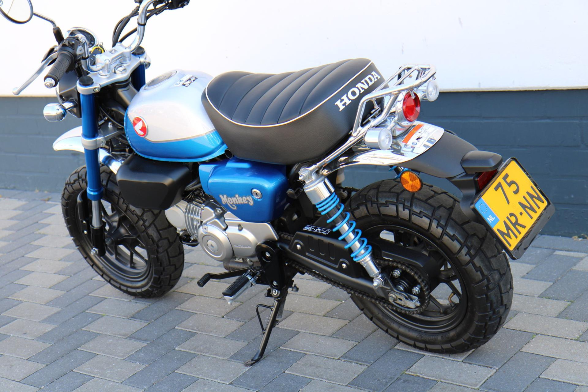 45310855-7.jpg