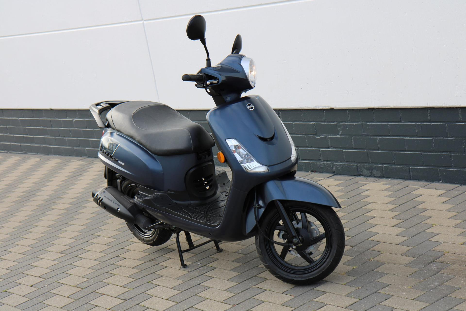 47043195-10.jpg