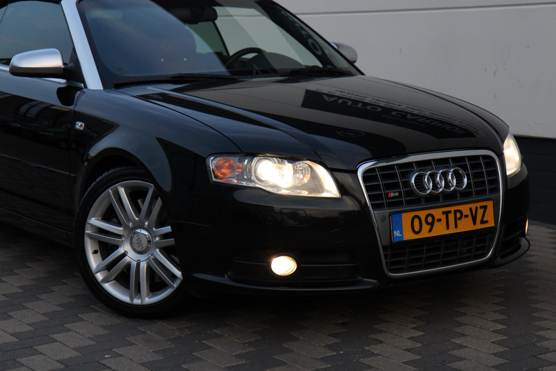 47767946-74.jpg