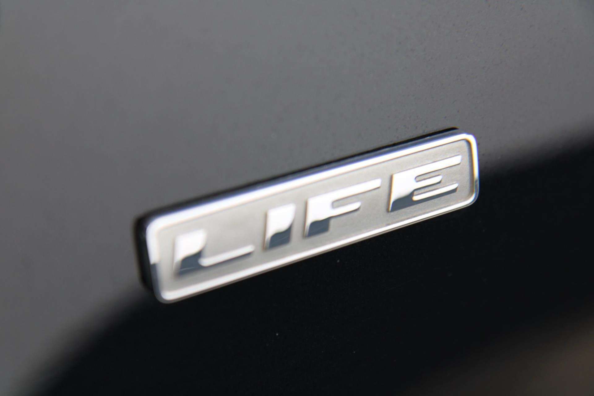 48657194-57.jpg
